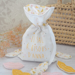 Sac à bisous accompagnés de ses bisous dans des tons pastels rose et jaune