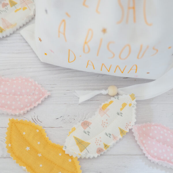 Sac à bisous accompagnés de ses bisous dans des tons pastels rose et jaune