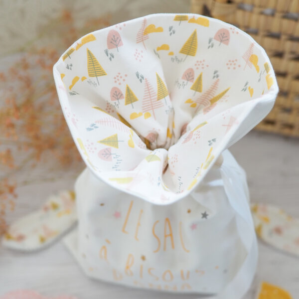 Sac à bisous accompagnés de ses bisous dans des tons pastels rose et jaune