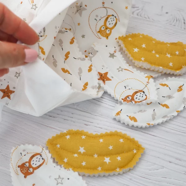 Zoom sur les bisous du Sac à bisous blanc et moutarde avec un motif de petites Chouettes et de plumes