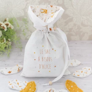 Sac à bisous blanc et moutarde avec un motif de petites Chouettes et de plumes