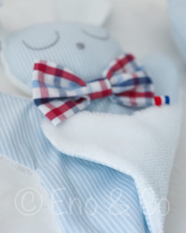 Zoom douceur doudou lapin gaspard