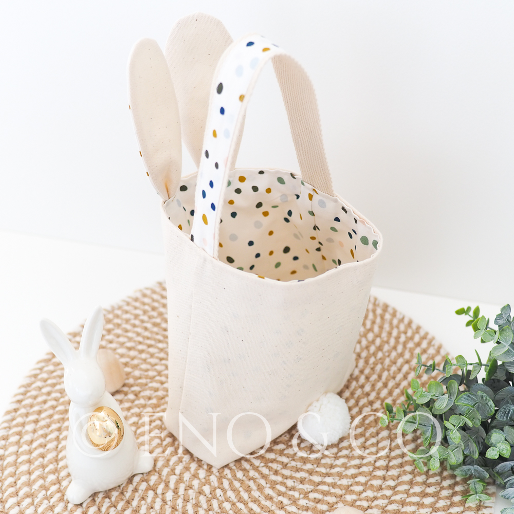 Panier de Pâques personnalisable représentant un lapin avec de grandes oreilles et une petite queue en pompon de laine