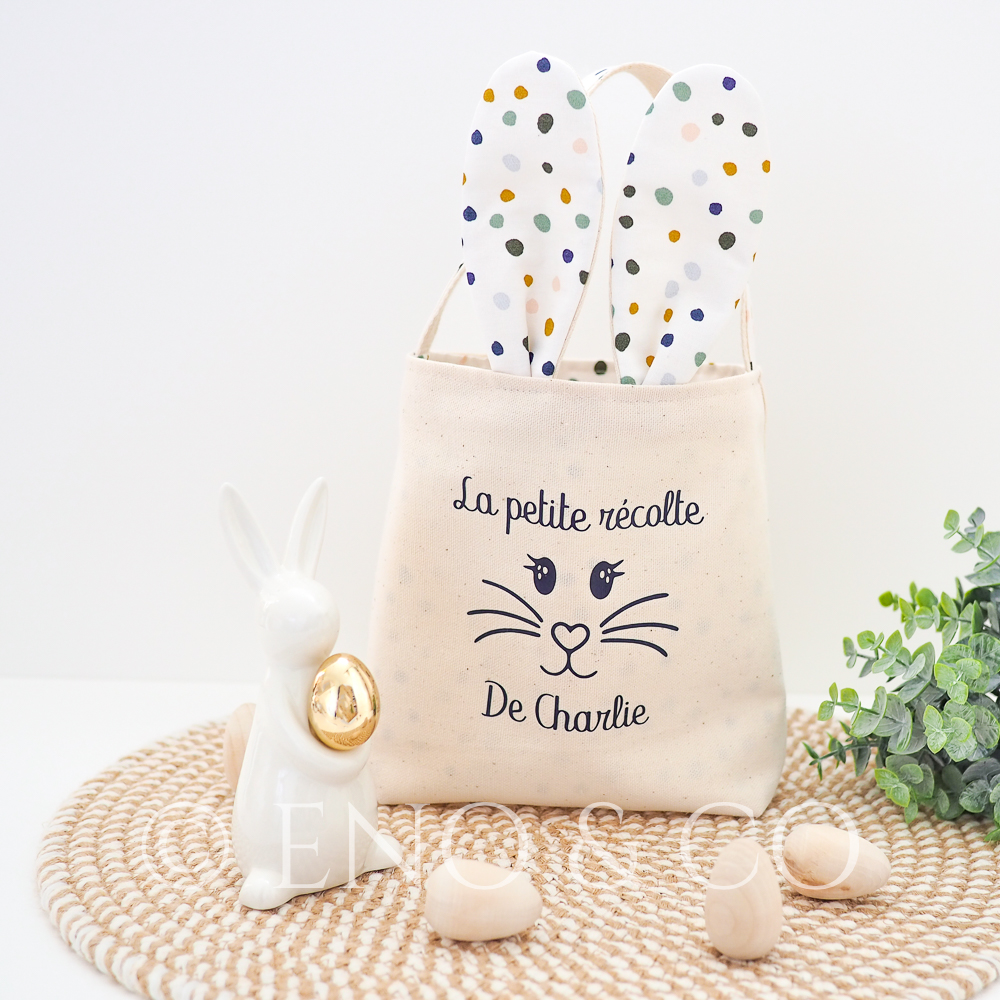 Panier de Pâques personnalisable représentant un lapin avec de grandes oreilles et une petite queue en pompon de laine