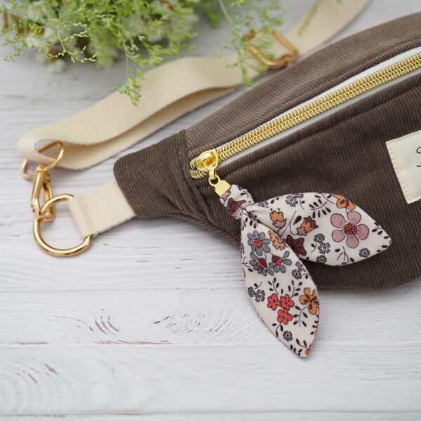 ZOOM SUR Sac Banane enfant en velours Chocolat avec à l'intérieur des fleurs à coloris doux et automnale