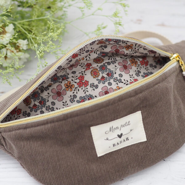 Sac Banane enfant en velours Chocolat avec à l'intérieur des fleurs à coloris doux et automnale