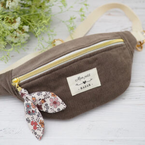 Sac Banane enfant en velours Chocolat avec à l'intérieur des fleurs à coloris doux et automnale
