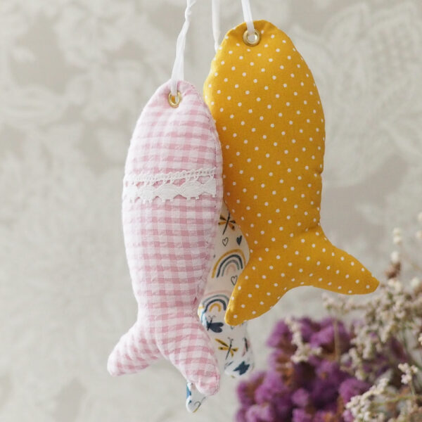 Grappe de trois poissons en tissu fait main – décoration murale artisanale