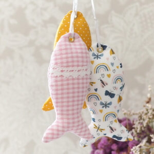 Grappe de trois poissons en tissu fait main – décoration murale artisanale