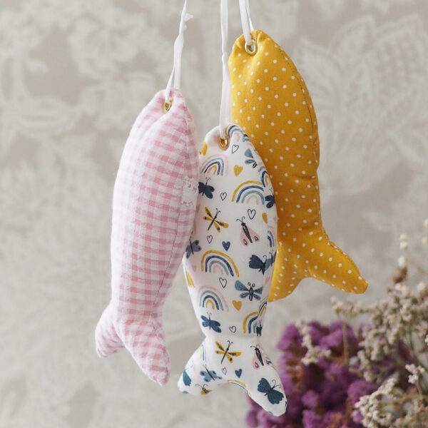 Grappe de trois poissons en tissu fait main – décoration murale artisanale
