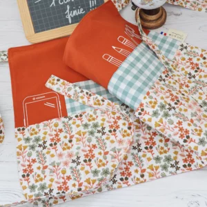 Tablier maîtresse multipoches couleur d'automne rouille et vert avec des motifs vichy et fleuris