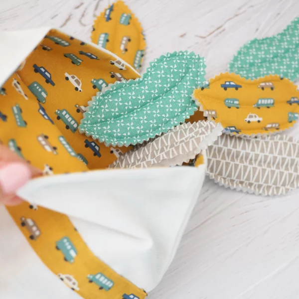 Sac à bisous blanc et moutarde avec un motif de petites voitures
