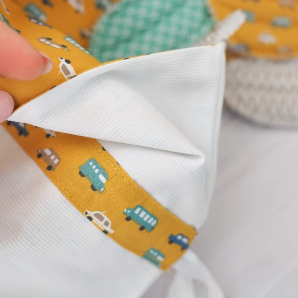 Sac à bisous blanc et moutarde avec un motif de petites voitures