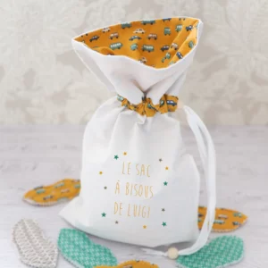 Sac à bisous blanc et moutarde avec un motif de petites voitures