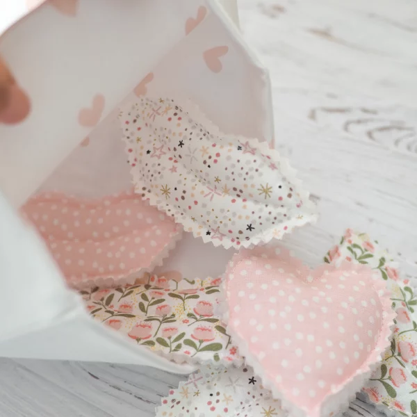 Sac à bisous Amour toujours blanc avec des petits coeurs roses