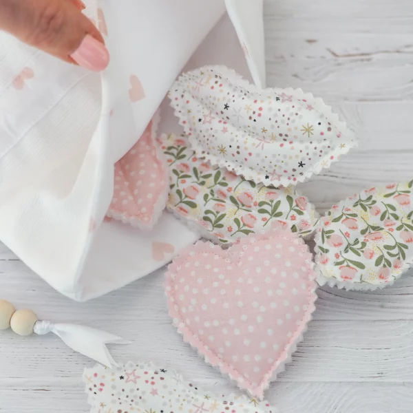 Sac à bisous Amour toujours blanc avec des petits coeurs roses
