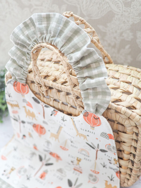 Serviette élastique enfant motif animaux de la jungle beige et orange avec vichy vert de gris