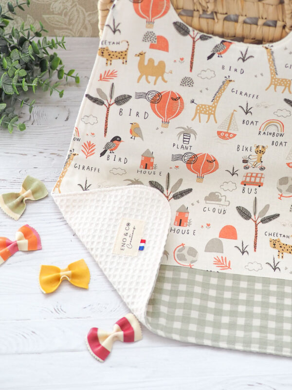 Serviette élastique enfant motif animaux de la jungle beige et orange avec vichy vert de gris