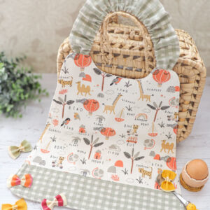 Serviette élastique enfant motif animaux de la jungle beige et orange avec vichy vert de gris