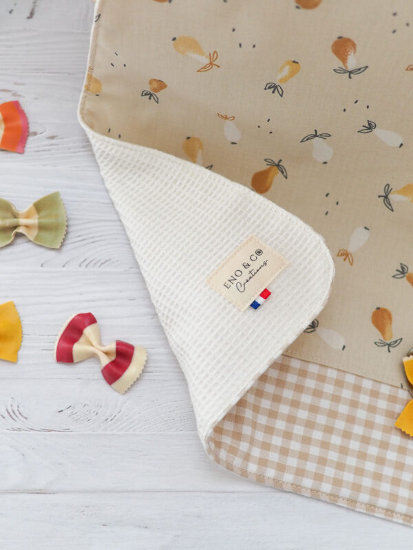 Serviette élastique pour enfant motif poires et vichy beige, tissu coton doux et nid d’abeille absorbant