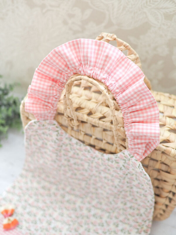 Serviette élastique enfant tissu fleuri vintage rose avec vichy rose bonbon