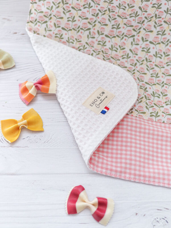 Serviette élastique enfant tissu fleuri vintage rose avec vichy rose bonbon