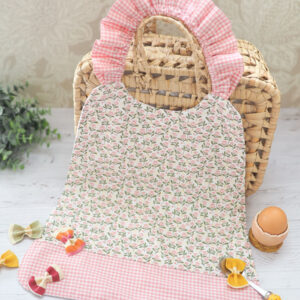 Serviette élastique enfant tissu fleuri vintage rose avec vichy rose bonbon