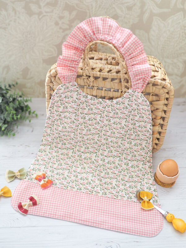 Serviette élastique enfant tissu fleuri vintage rose avec vichy rose bonbon