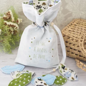 Sac a bisous au motif paresseux personnalisé avec ses bisous en tissus posés tout autour de lui