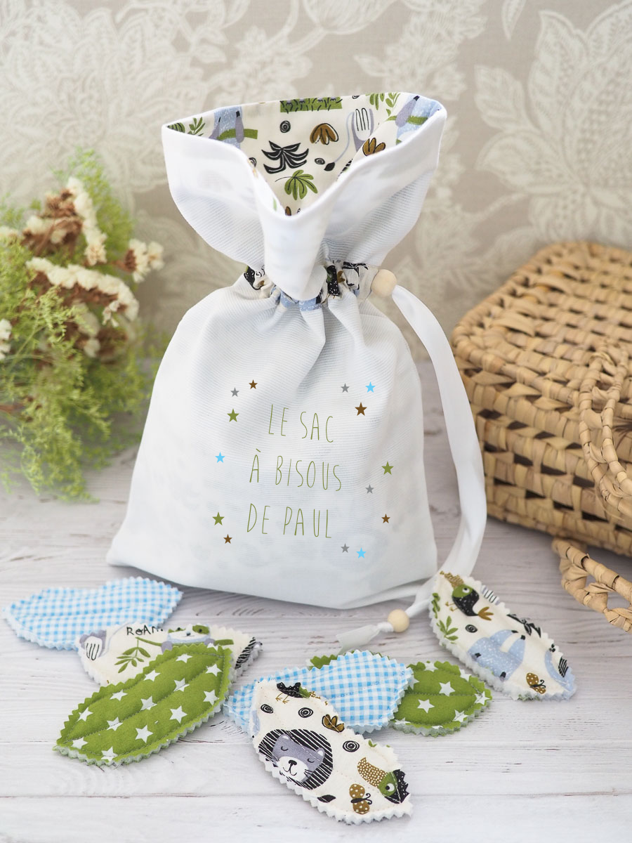 Sac a bisous au motif paresseux personnalisé avec ses bisous en tissus posés tout autour de lui