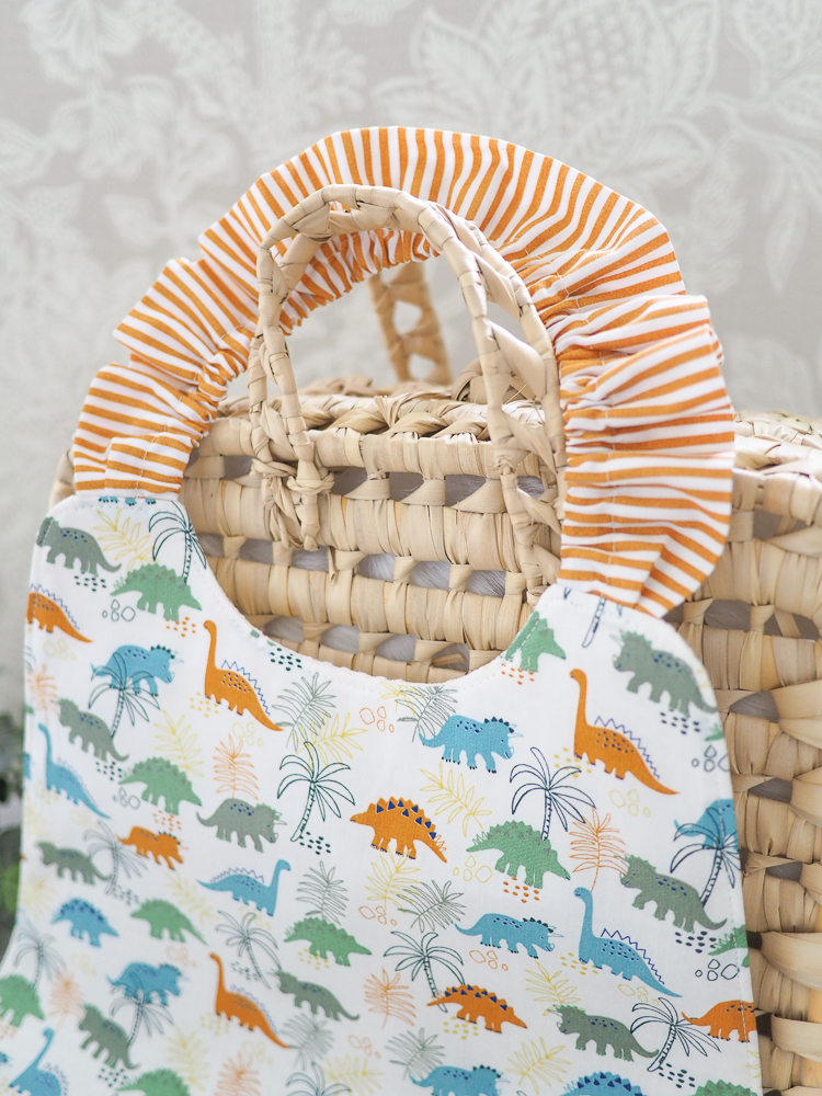 Serviette élastique pour enfant "Les Diplos" avec motif coloré de dinosaures, taille adaptée aux 2-6 ans, en coton doux et nid d’abeille absorbant.