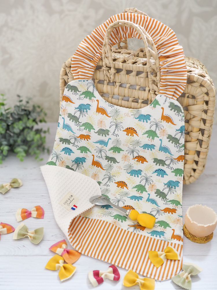 Serviette élastique pour enfant "Les Diplos" avec motif coloré de dinosaures, taille adaptée aux 2-6 ans, en coton doux et nid d’abeille absorbant.