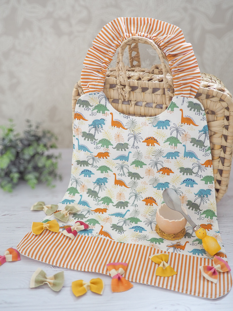 Serviette élastique pour enfant "Les Diplos" avec motif coloré de dinosaures, taille adaptée aux 2-6 ans, en coton doux et nid d’abeille absorbant.