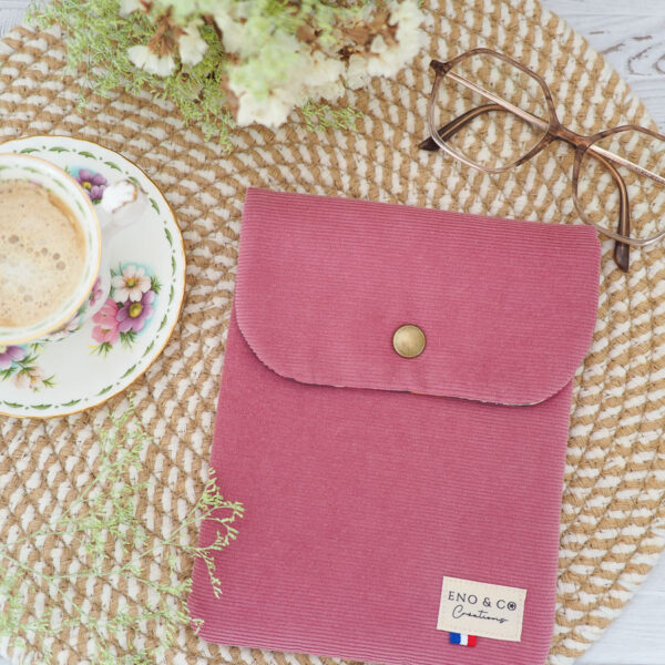 pochette liseuse velours côtelé vieux rose fait main par ENO & Co
