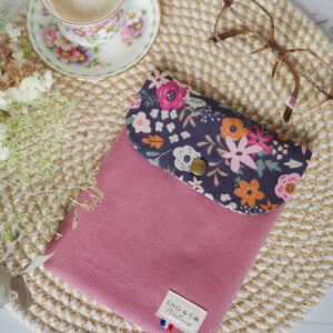 pochette liseuse fleurie avec rabat motif fleurs et velours rose modèle Vanessa