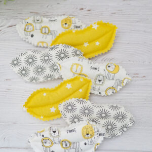 lot de 7 bisous en tissu jaune beige et noir aux motifs enfantins
