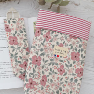 Pochette à livres motifs florals rose, vert sous fond beige. intérieur rayé rose et blanc accompagné de son marque page en tissu assorti .