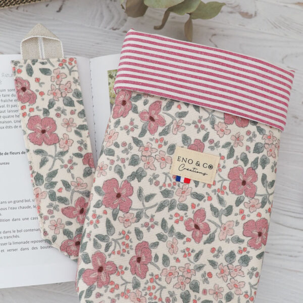 Pochette à livres motifs florals rose, vert sous fond beige. intérieur rayé rose et blanc accompagné de son marque page en tissu assorti .