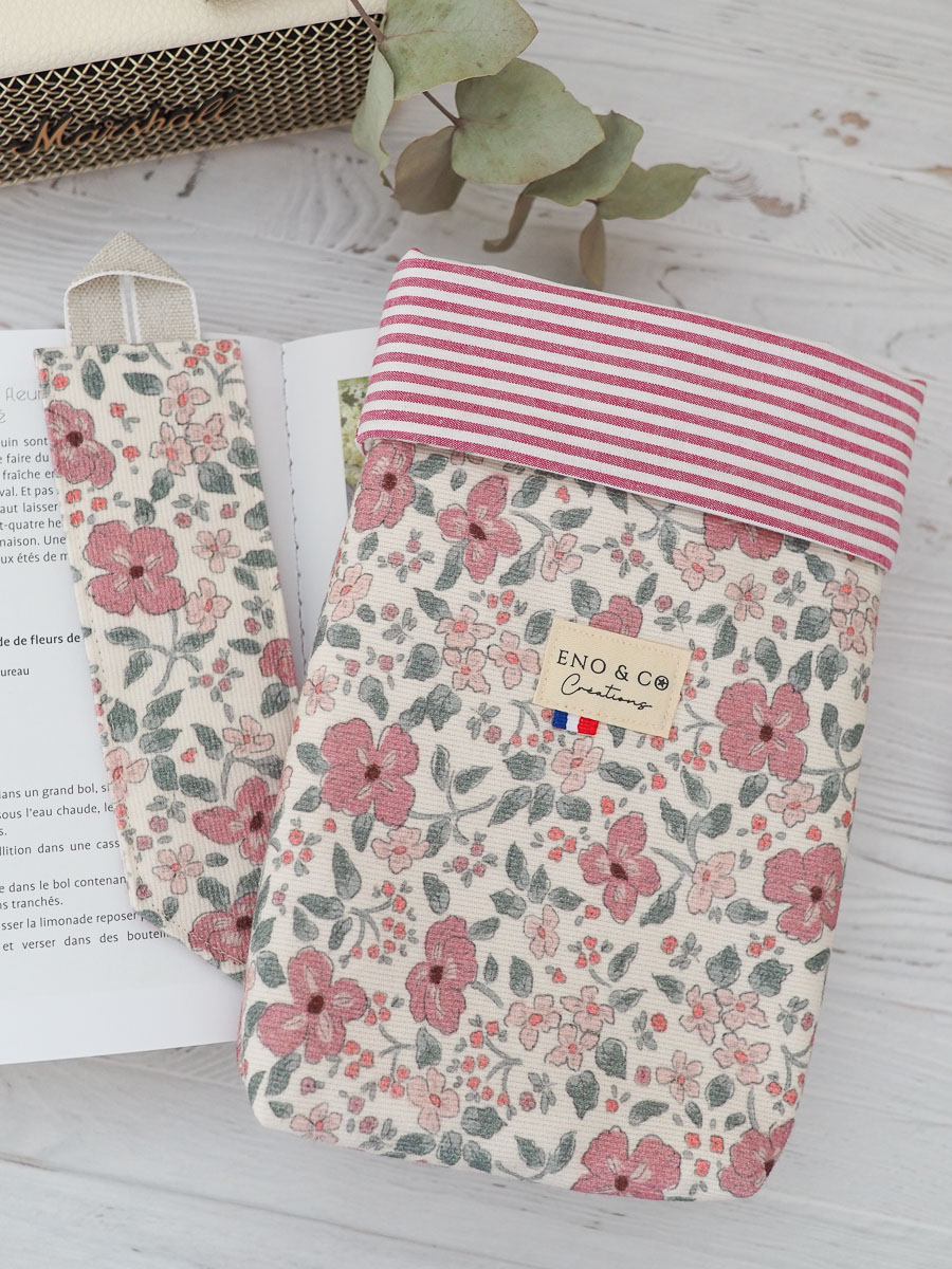 Pochette à livres motifs florals rose, vert sous fond beige. intérieur rayé rose et blanc accompagné de son marque page en tissu assorti .