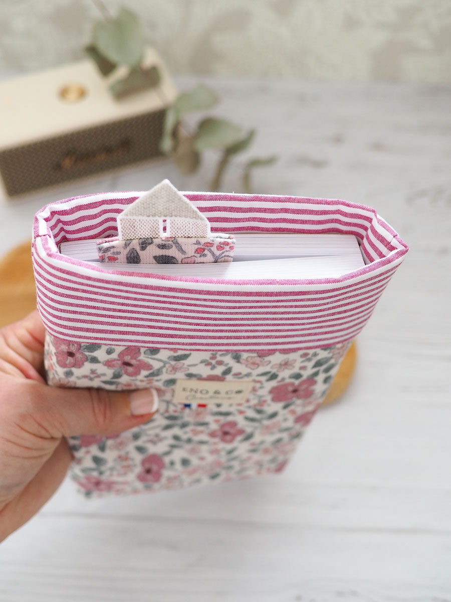 Pochette à livres motifs florals rose, vert sous fond beige. intérieur rayé rose et blanc accompagné de son marque page en tissu assorti .