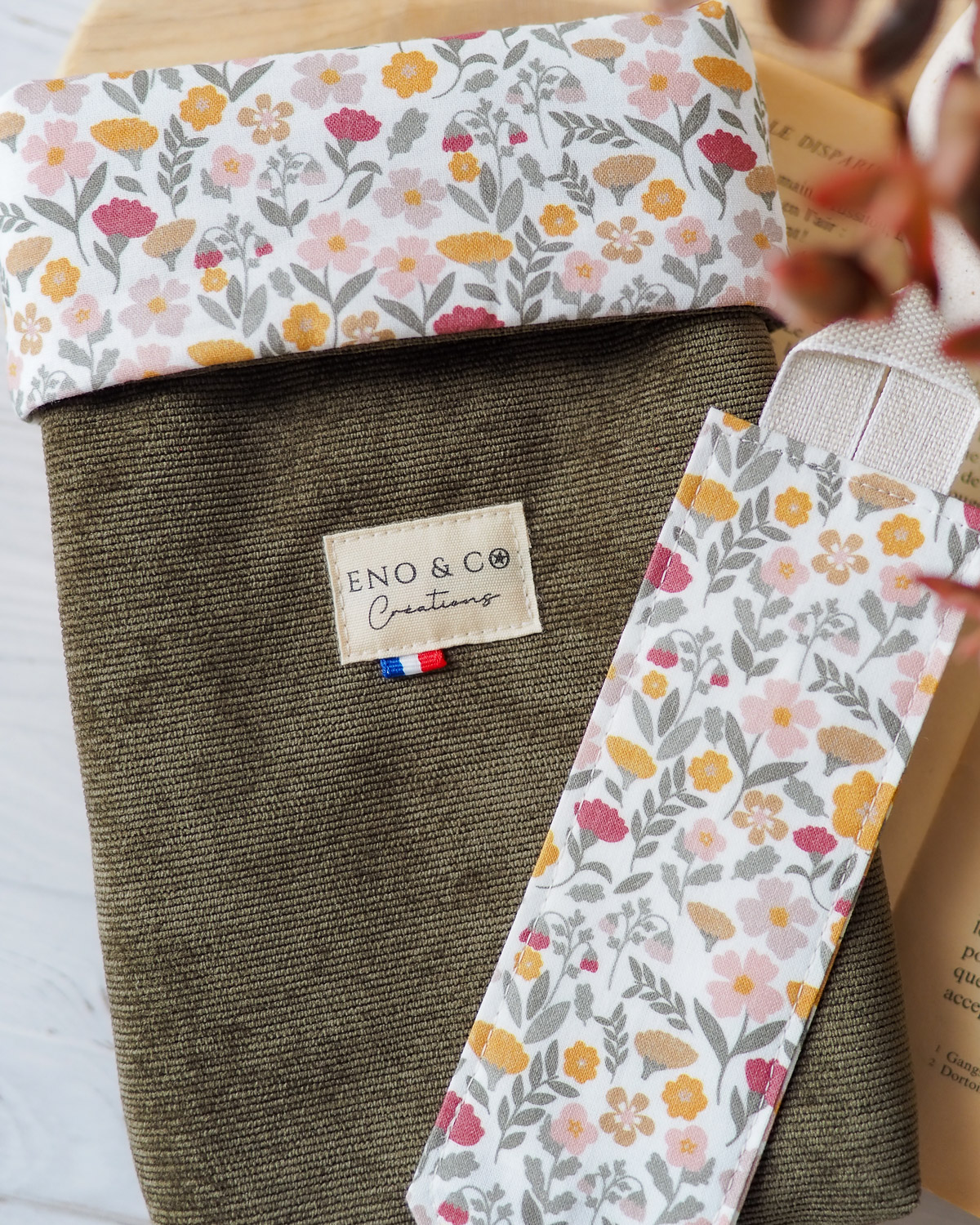 Pochette a livres velours kaki intérieur fleuri et son marque page