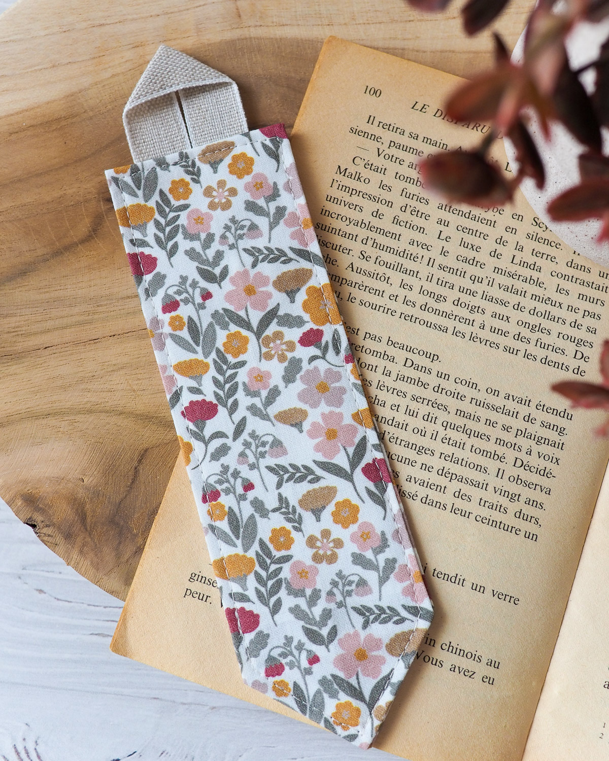 Marque page fleuri assorti a la pochette à livre velours kaki