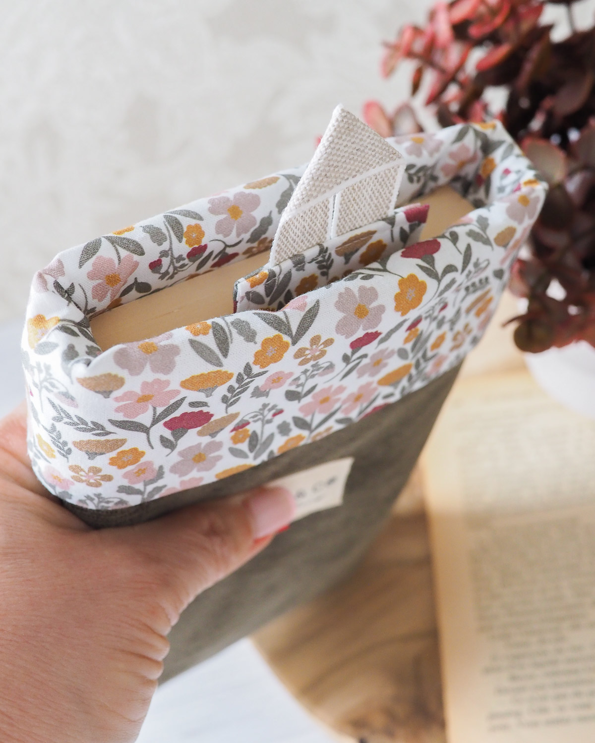 Pochette a livres velours kaki intérieur fleuri et son marque page