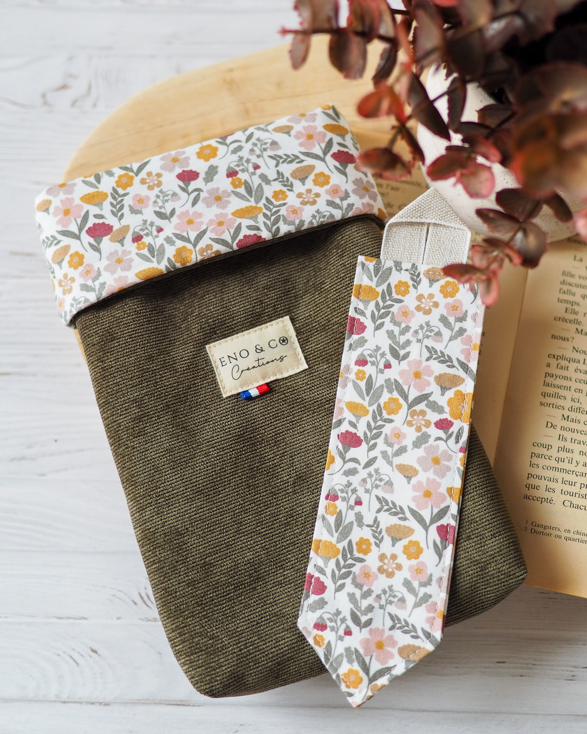 Pochette a livres velours kaki intérieur fleuri et son marque page