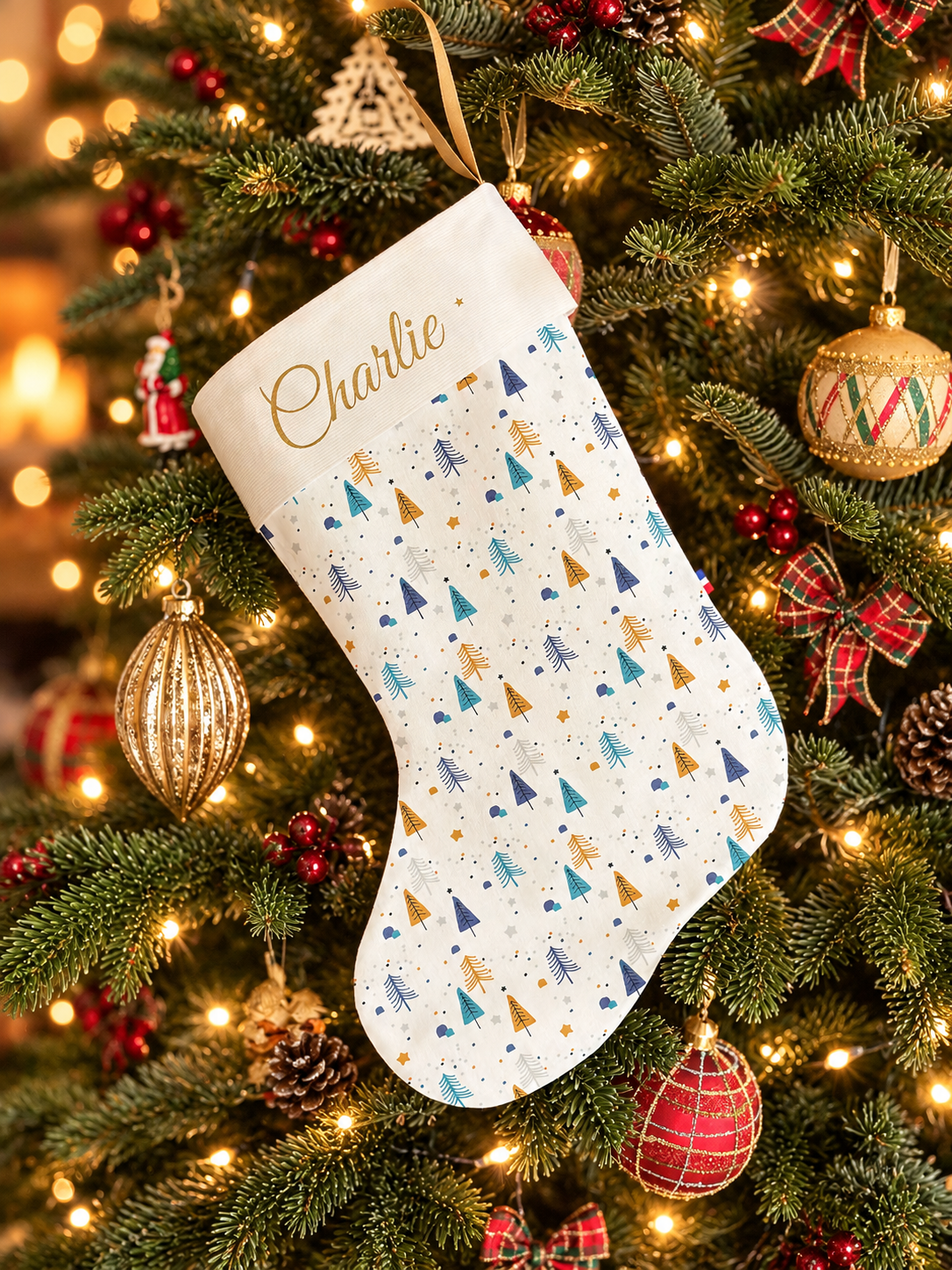 Chaussette de Noël personnalisée au prénom Charlie, suspendue dans un décor de Noël.